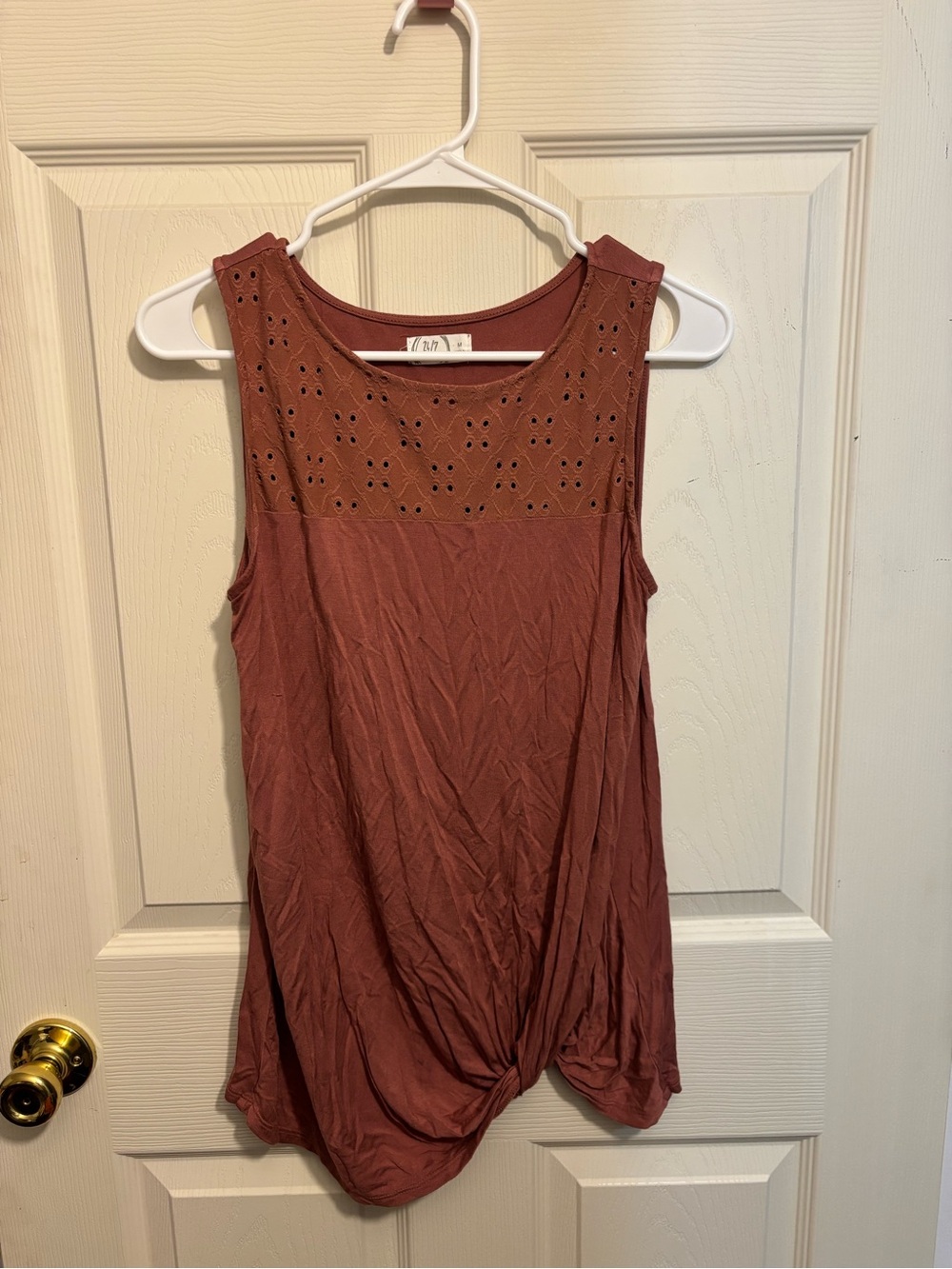 Sleeveless Eyelet Yoke Twist Hem Tank Top - Mauve M